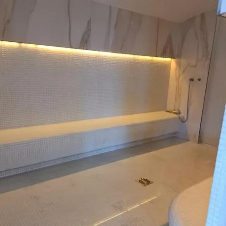 Azizi & Luxury 20m De Plaja
