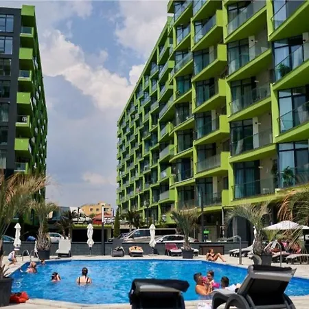Azizi & Luxury 20m De Plaja Apartment *